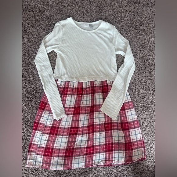 Place Other - Preloved dress - Cream. Awesome outfit for the Holiday season.